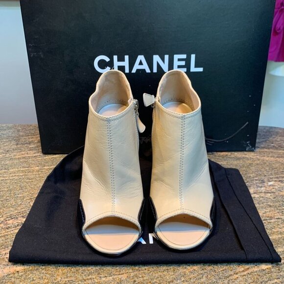 CHANEL NEW Open Toe Leather Ankle Boot Bootie Black & Tan CC Logo EU 38 US 7-7.5 - Picture 2 of 12
